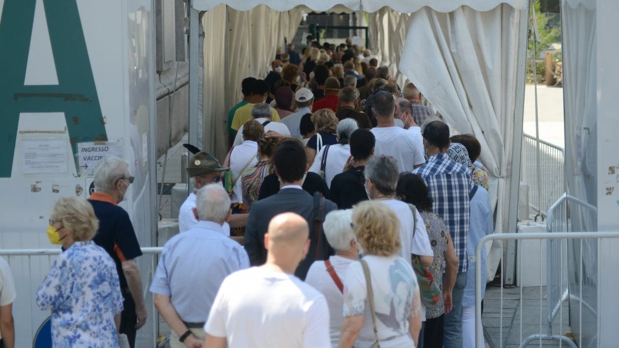 Flop quarta dose tra gli over 60 in Lombardia: in un mese l'ha fatta solo il 22% degli 1,8 milioni di cittadini che ne ha diritto