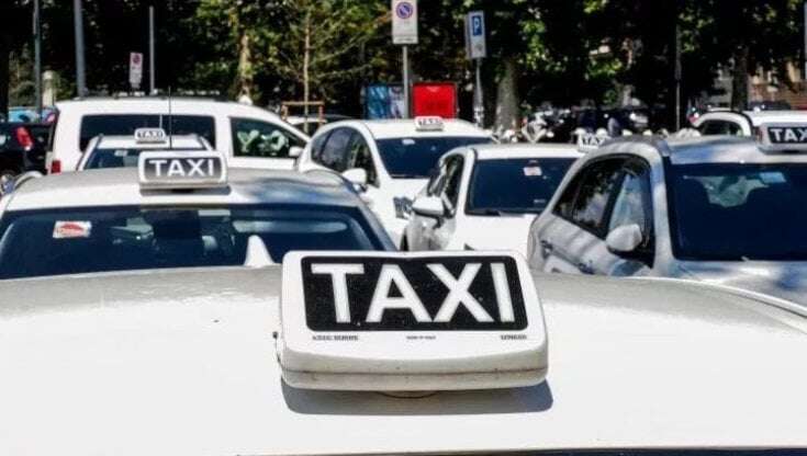 Due ragazzine di 13 anni e una bambina di 9 investite da un taxi: non sono gravi