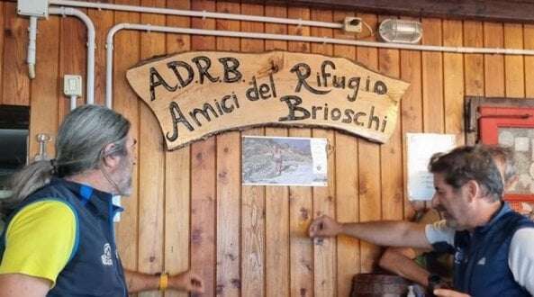 La Grigna ricorda a tre mesi dalla morte Claudio Ghezzi: per l'alpinista una targa al Rifugio Brioschi