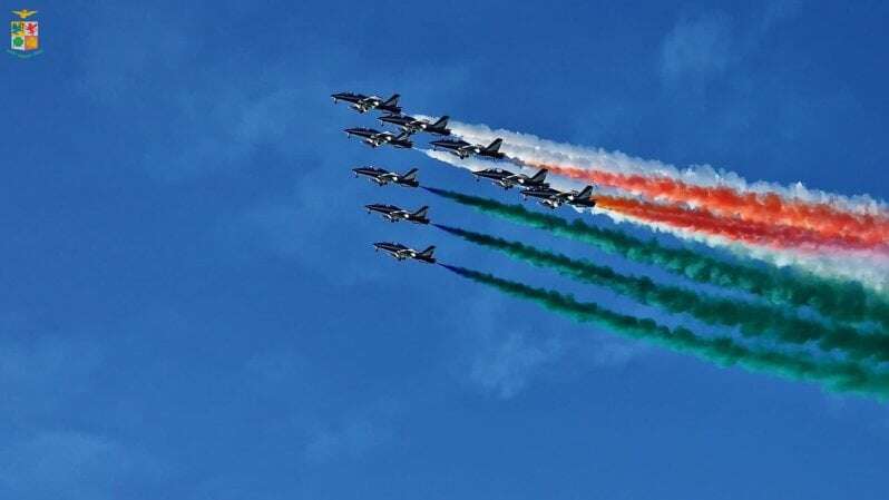 Centenario autodromo: l'esercitazione delle Frecce Tricolori suscita tra i milanesi curiosità (e qualche apprensione)