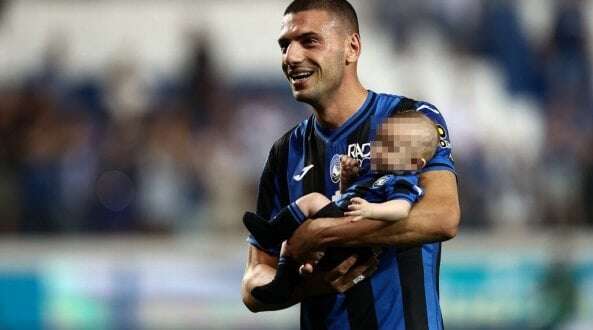 Merih Demiral porta in campo il figlio appena nato: festeggia così la conferma all'Atalanta