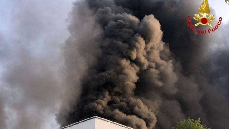 Incendio in un'azienda che produce gomma, si alza una colonna di fumo nero a Vigevano. Il sindaco: 