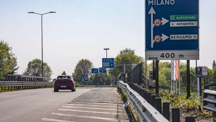 Incendio su un autobus con 50 persone a bordo: il mezzo sulla autostrada si riempie di fumo