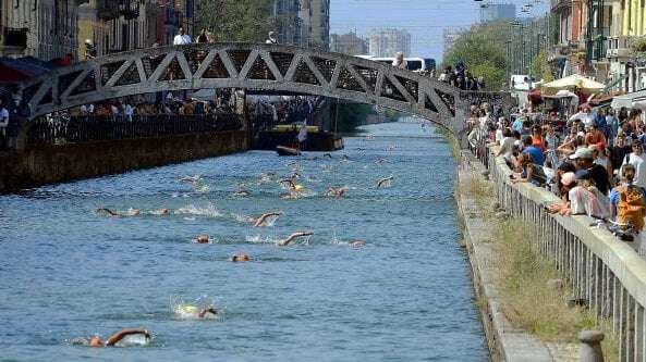 Granfondo dei Navigli: la sfida tra oltre cento nuotatori da Gaggiano (e San Cristoforo) alla Darsena