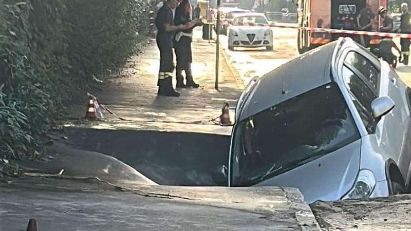 Cede l'asfalto in via Feraboli e un'auto viene inghiottita dalla voragine