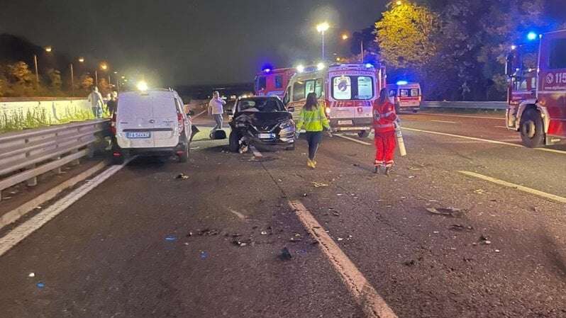 Due incidenti nella notte a Milano: scontro sulla A8, sette persone ferite. E sulla statale a Mesero un automobilista morto