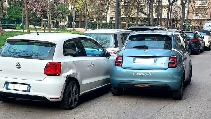 Prende l'auto del car sharing, sbaglia la curva e danneggia quattro macchine parcheggiate. Poi la lascia in strada e fugge