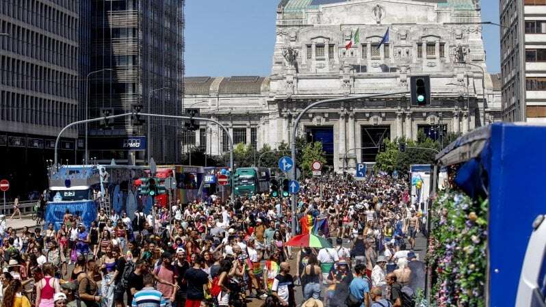 Pride, bandiere e musica: onda arcobaleno invade Milano