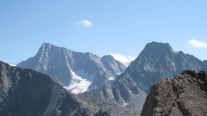 Escursionista precipita e muore mentre scala il Corno delle Granate in Valcamonica: caduto da un’altezza di cento metri