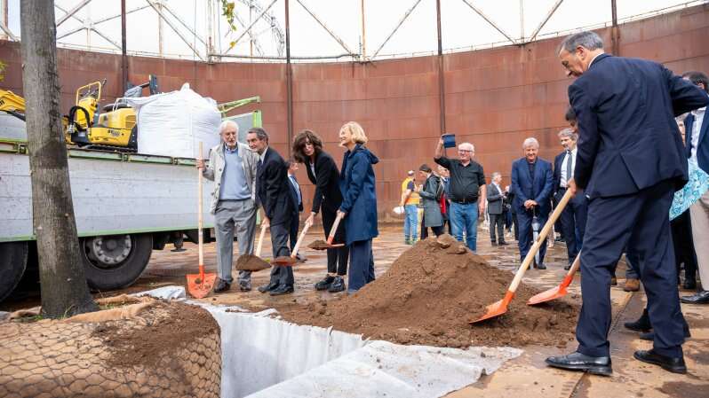 Piantato il primo albero del parco dei Gasometri dedicato al prorettore scomparso Federico Bucci: qui nascerà il nuovo campus del Politecnico