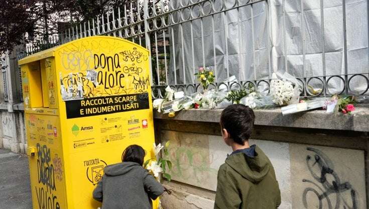 Fiori e biglietti per la neonata morta. Una veglia di preghiera e un rosario nella parrocchia del quartiere