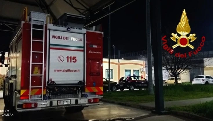 Incendio tetto palazzina: evacuato edificio di 6 piani con 24 appartamenti