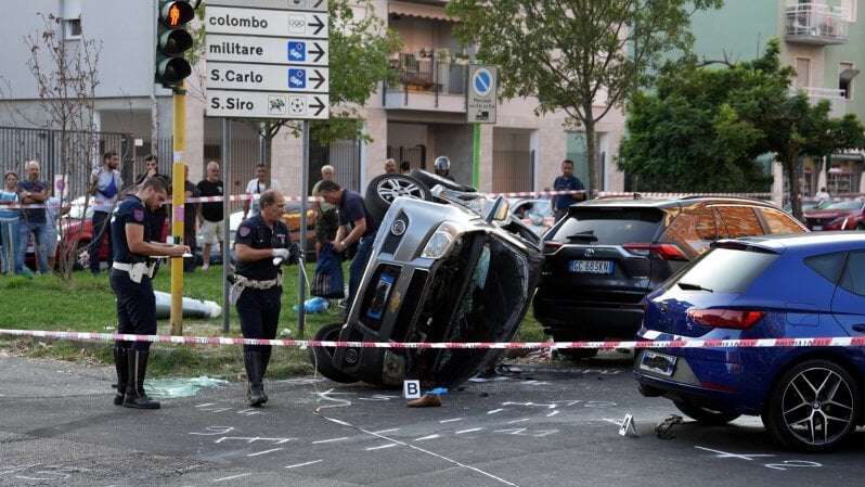 Auto si scontrano e travolgono due pedoni in zona Lorenteggio a Milano: morta una donna di 77 anni di Massimo Pisa