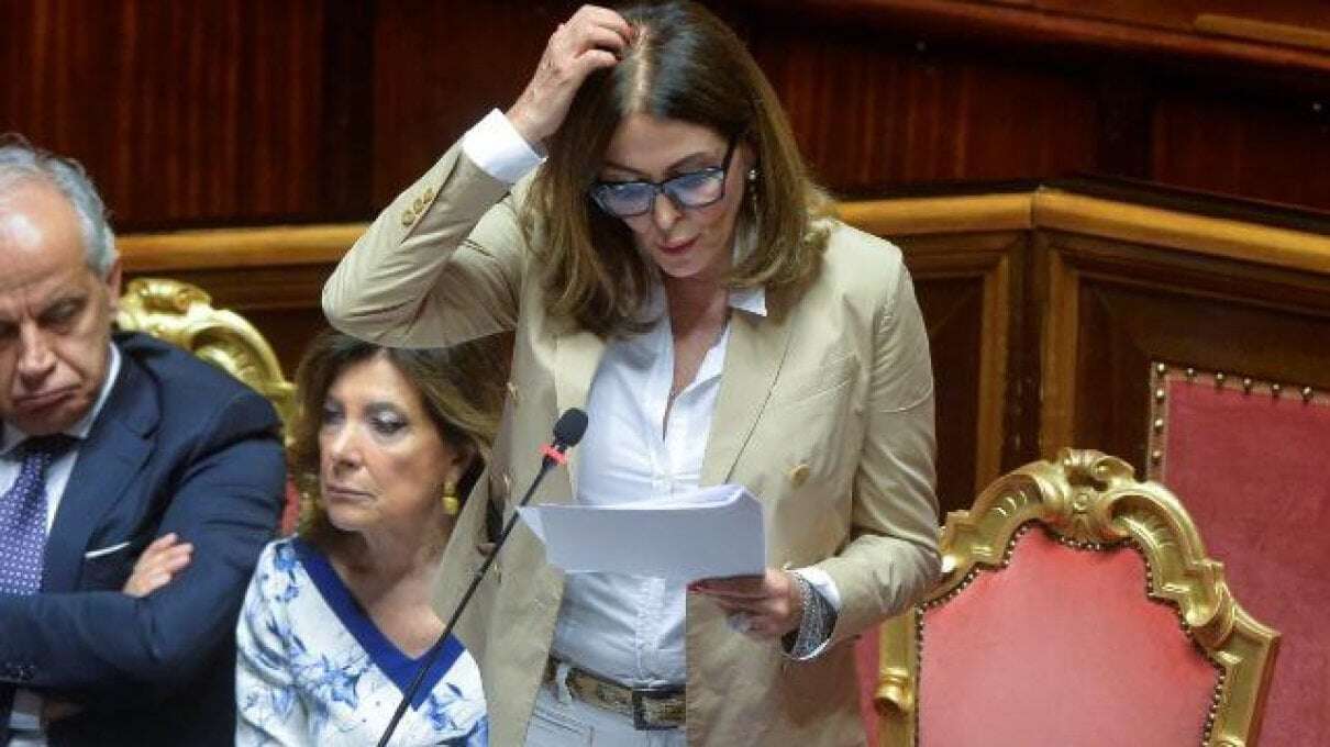 Daniela Santanchè indagata dal 5 ottobre scorso: con lei, il compagno, la sorella e altri tre amministratori delle sue società - Torna l'ombra del conflitto di interessi