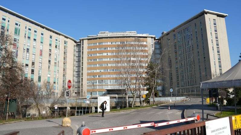 Detenuto fugge dall’ospedale gettandosi dalla finestra, poliziotto lo insegue ma cade e sbatte la testa: è gravissimo