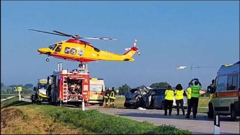 Sulla A8 a Lainate tir salta la carreggiata e investe un’auto: tre feriti, chilometri di coda