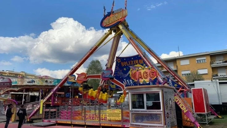 Rapinano un coetaneo al luna park: Daspo urbano per sei minori, non potranno avvicinarsi alle giostre