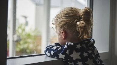 Vanno al lavoro e lasciano la figlia di 5 anni a casa da sola più volte per molte ore: denunciati genitori