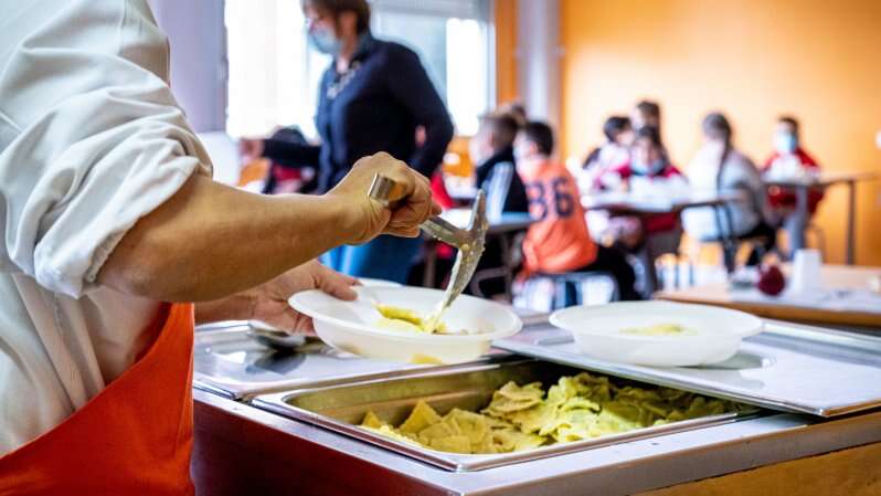 I nuovi menù di Milano Ristorazione: minestra di lenticchie e pasta di farro ai broccoli. Ma nel gradimento dei bambini vincono i classici: pizza, cotoletta e gelato