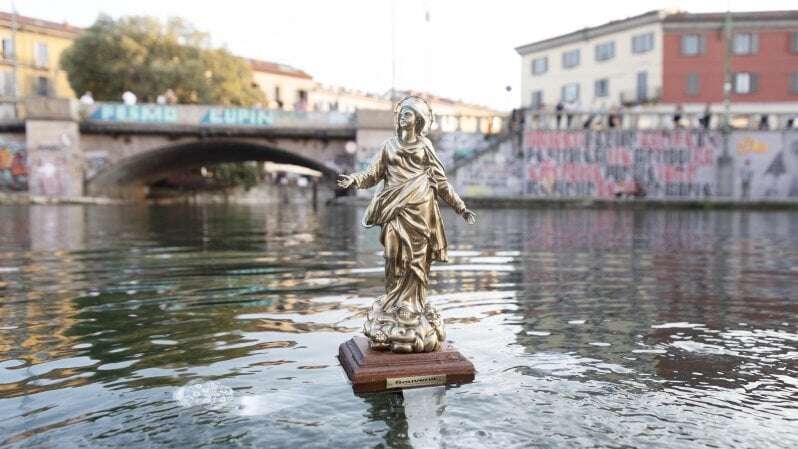 La Madonnina spunta a sorpresa dalla Darsena: l'installazione (non autorizzata) di Fabrizio Spucches