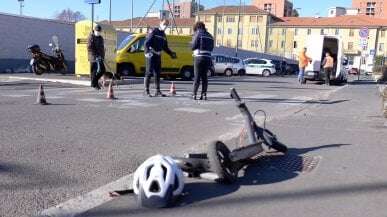 Perde il controllo del monopattino e sbatte sull'asfalto: grave un 51enne