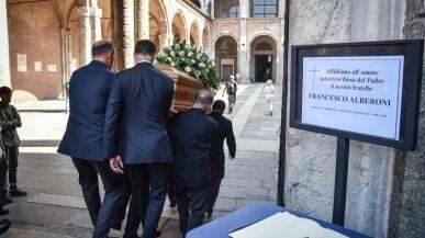 Funerali di Francesco Alberoni, rose bianche per l’ultimo saluto a Sant’Ambrogio: “Ci ha insegnato che l’amore si impara”