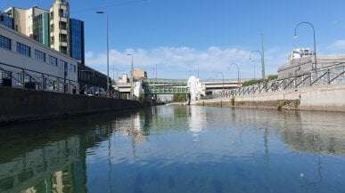 Navigli, 26enne cade dal monopattino e batte la testa: è grave