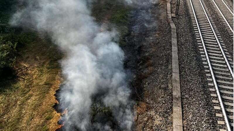 Le scintille dei freni incendiano le sterpaglie ai lati dei binari: chiusa per ore la ferrovia Milano-Bologna