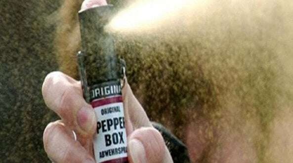 Spruzza lo spray al peperoncino durante la lezione: intossicati 10 compagni di una scuola media