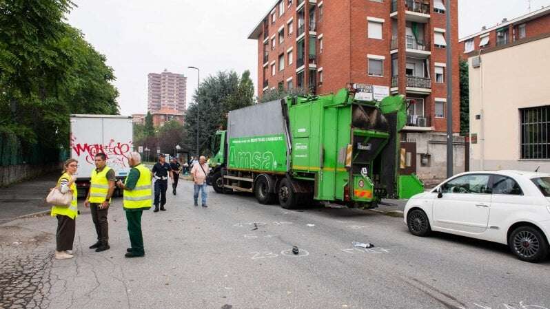 Milano, morta donna investita da camion rifiuti Amsa. Aveva 75 anni