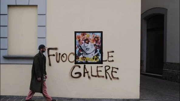Manifesti artistici sui muri imbrattati: l'idea dei ragazzi autistici di Facciavista contro l'inciviltà