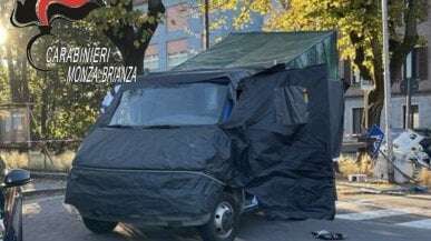 La banda del “Batvan”: assaltavano i bancomat su un furgone coperto da teli neri e con una barra di ferro per sfondare i vetri blindati