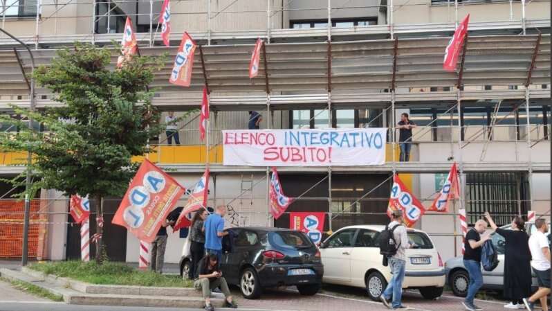 La protesta dei professori precari esclusi: ‘occupato’ il ponteggio della facciata dell'Ufficio scolastico regionale