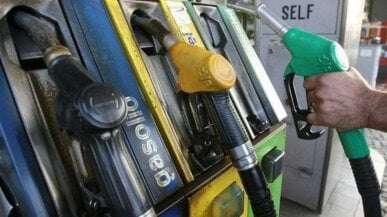 Patto tra pompe di carburante: “Prezzo uguale per non farsi concorrenza”. Maxi multa da 4 milioni