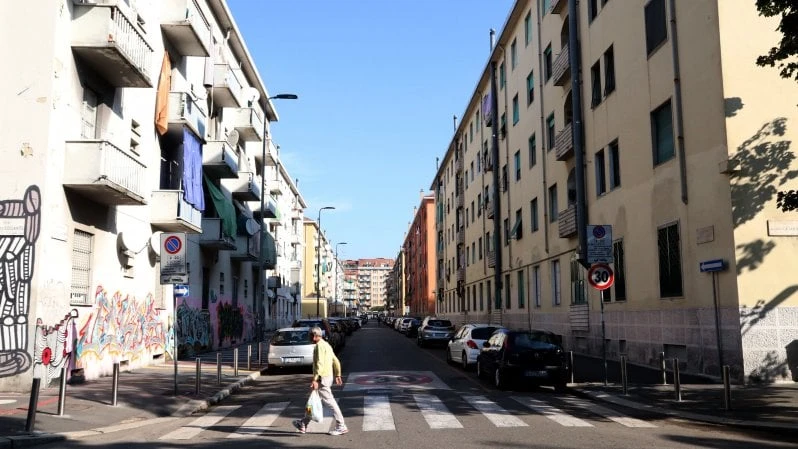 Uomo di 26 anni accoltellato in strada in via Abbiati, zona San Siro: ricoverato in codice rosso, è grave