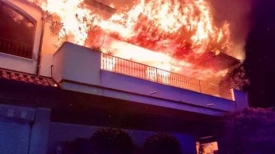 A fuoco una villetta: evacuate due famiglie, c'è anche un bambino di 7 mesi