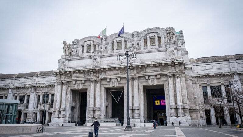 Ragazza violentata e picchiata nella stazione Centrale mentre va a prendere il treno all'alba: fermato un uomo