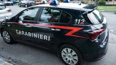 Pedone investito da un’auto e sbalzato a bordo strada, grave un 46enne. Denunciata la conducente: “Positiva all’alcol test”