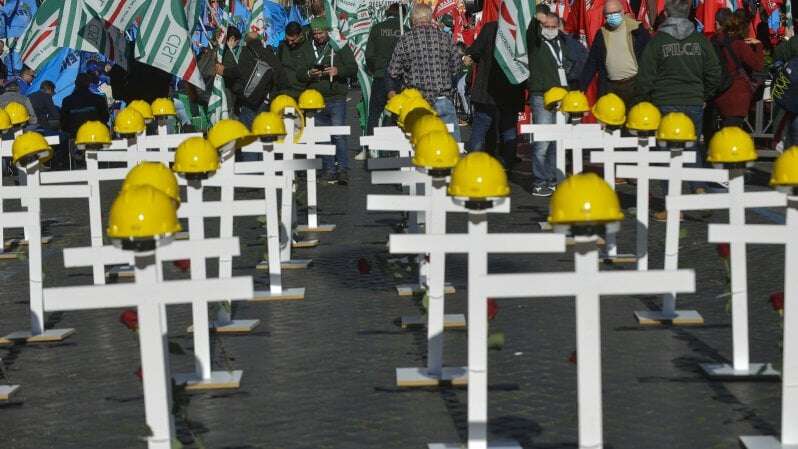 Camionista 64enne muore schiacciato da una lamiera a Rodengo Saiano: è il terzo morto in 20 giorni nel Bresciano