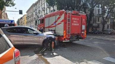 Auto della scorta di Ignazio La Russa si scontra con un mezzo dei vigili del fuoco: tre feriti lievi