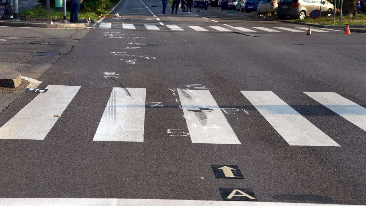 Milano, travolto e ucciso da una moto mentre attraversa sulle strisce. Grave anche il motociclista