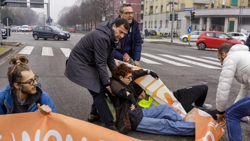 Gli attivisti di Ultima Generazione colpiscono ancora: bloccato per mezz'ora il traffico in via Palmanova