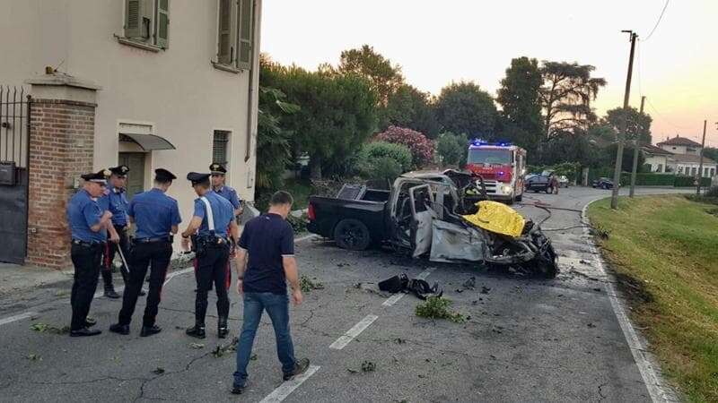 Pick-up si schianta contro una casa, muore il 30enne Paolo Carubelli: la vettura ha squarciato la casa e ha preso fuoco