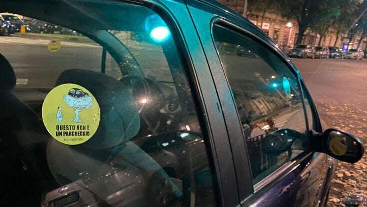 A Milano tre volte i parcheggi di Parigi e Barcellona. E le auto in sosta occupano un'area grande come 12 parchi Sempione