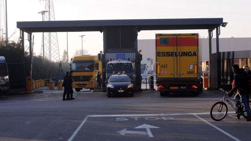 Incidente sul lavoro, un morto nel polo logistico di Esselunga a Pioltello: aveva 48 anni