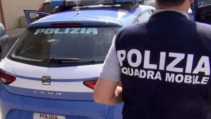 Accoltellato al gluteo senza motivo mentre apre il bagagliaio dell'auto: arrestato l'aggressore