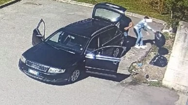 I vigili riportano a casa dei proprietari i rifiuti abbandonati in strada: 