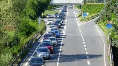 Sabato da bollino nero in Lombardia: code in autostrada e treni in ritardo nel primo weekend di agosto