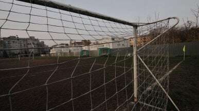 Allenatore di una squadra di calcio di bambini picchiato da un genitore: grave trauma per il colpo alla testa ricevuto