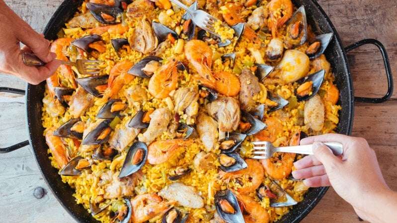 Dalla Paella con l’ossobuco a quella vegetariana: i cinque ristoranti dove trovare la specialità spagnola a Milano